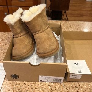 Size 9 toddler uggs